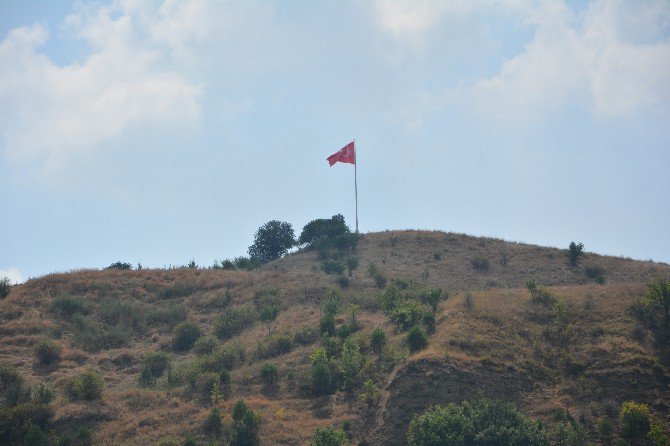 İndirilen Türk Bayrağı’nın Yerine Yenisi Göndere Çekildi