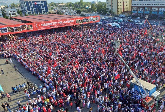 Bakan Işık, Kocaeli’de Düzenlenen Demokrasi Mitingi’nde Halkı Selamladı