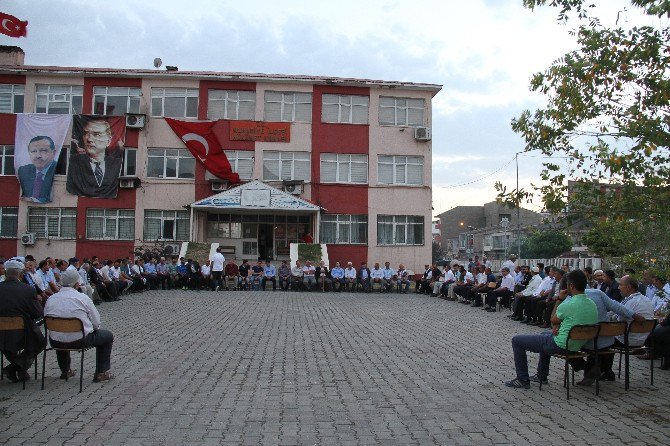 Muradiye’de Demokrasi Nöbeti Devam Ediyor