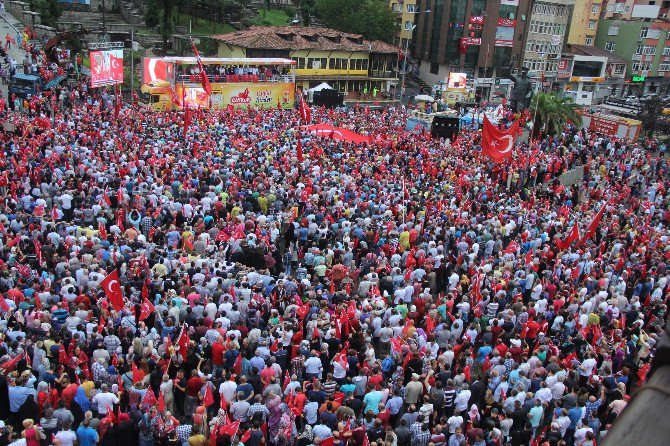 Rize’de Yağmura Rağmen Demokrasi Mitingine Yoğun Katılım