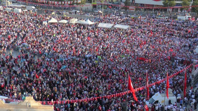 Şanlıurfa’daki Demokrasi Ve Şehitler Mitingine Binlerce Kişi Katıldı