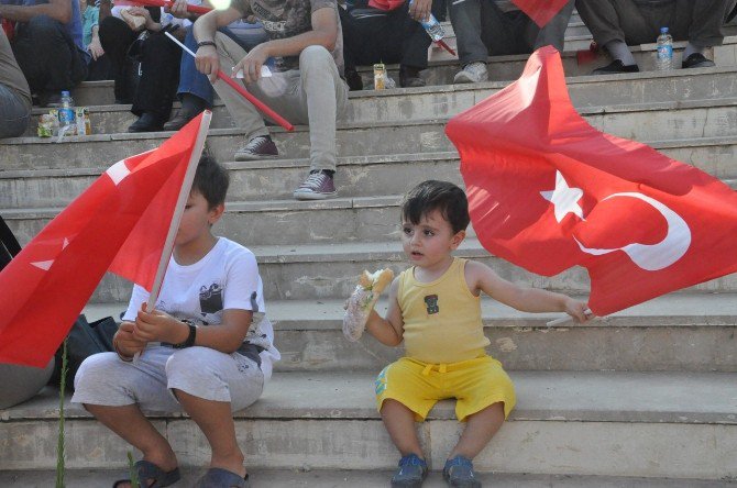 Tunceli’de Demokrasi Mitingine Yoğun Katılım