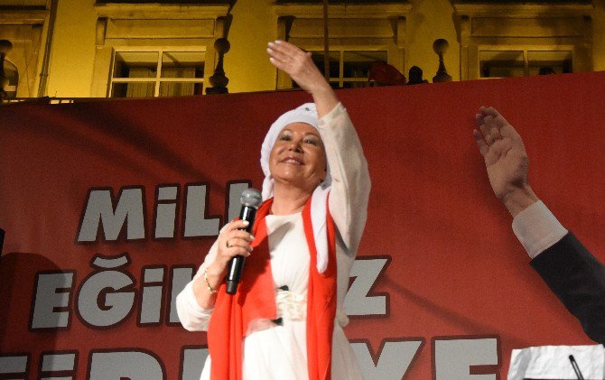 Bedia Akartürk’ten Darbe Girişimin Olduğu Gece Evlerine Çekilenlere Demokrasi Dersi