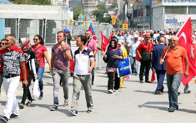 Vatandaşlar Demokrasi Ve Şehitler Mitingi’ne Koştu