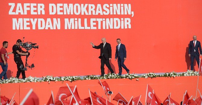 Demokrasi Ve Şehitler Mitingi’ne Katılan Liderler Kalabalığı Selamladı