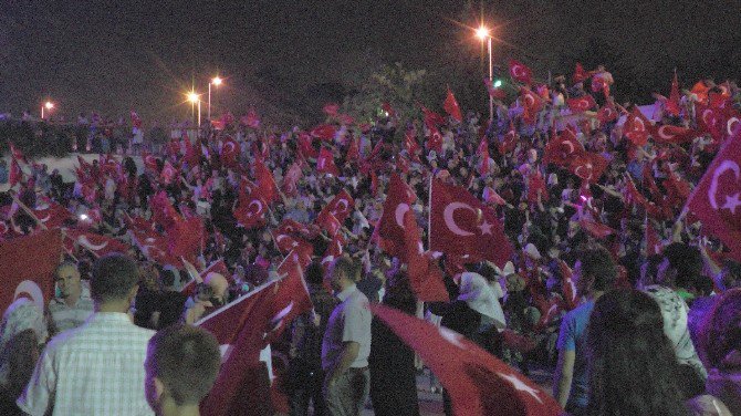 Zeytinburnulular Demokrasi İçin Meydanlarda