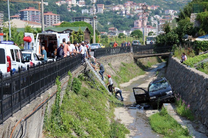 Yoldan Çıkan Cip Dereye Uçtu: 4 Yaralı