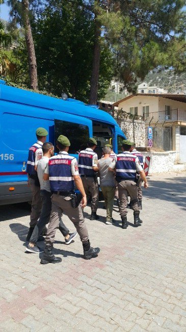 Lüks Villayı Soyup, Villa Önündeki Otomobili Çalacaklardı