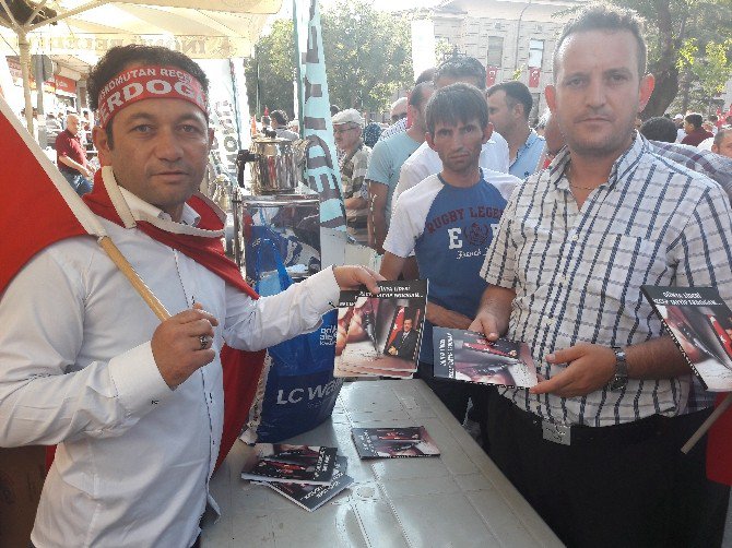 Demokrasi Mitinginde Cumhurbaşkanı Erdoğan İçin Yazdığı Kitaplarını Ücretsiz Dağıttı