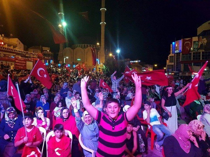 Develi’de Demokrasi Ve Şehitler Mitingi Coşkusu