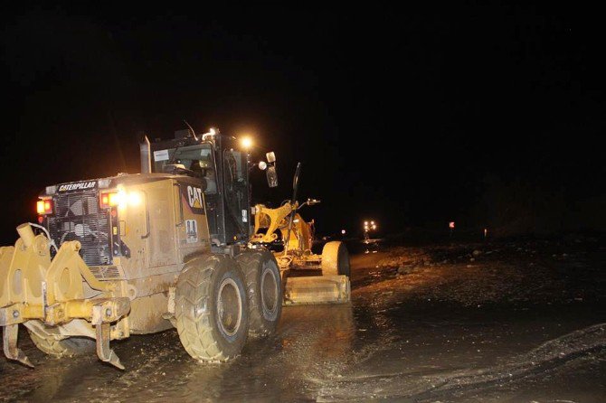 Sel Sularının Asfalta Taşıdığı Toprak Yığını Erzurum-artvin Karayolunu Trafiğe Kapadı