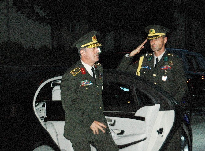 Genelkurmay Başkanı Akar Ve Kuvvet Komutanları Kahraman Astsubay Halisdemir’in Evini Ziyaret Etti