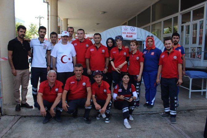 Demokrasi Ve Şehitler Mitinginde 25 Kişilik Sağlık Ekibi Görev Yaptı