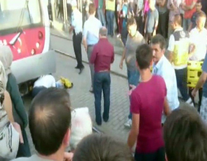 Yaşlı Adam Tramvayın Altında Kaldı