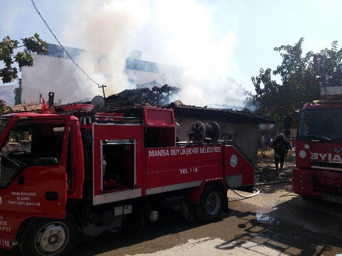 Manisa’da Ahşap Ev Kül Oldu