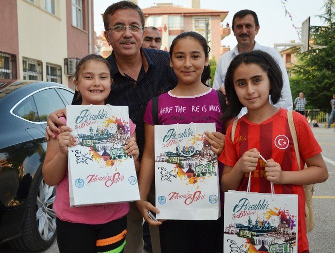 Pursaklar Belediyesi’nden Yüzlerce Çocuğa Spor Malzemesi