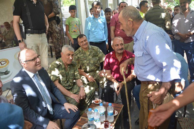 Yaşlı Adamın Devlet Sevgisi Vali Ve Paşayı Duygulandırdı