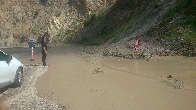 Tortum’da Sağanak Yağış Sele Dönüştü