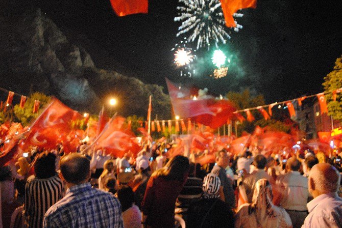 Amasya’da Mitingde Atılan Havai Fişekler Yangın Çıkardı
