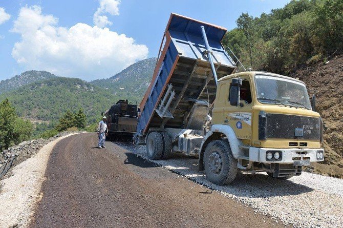 Büyükşehir Kumluca’daki Yol Sorunlarını Çözüyor