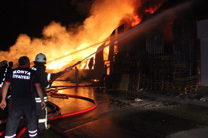 Konya’da Ahşap Palet Fabrikası Saatlerce Yandı