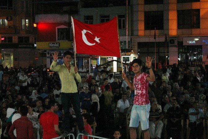 Kilis’te Demokrasi Nöbetinde Vatandaşlar İlahilerle Duygulandı