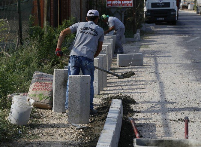 Yol Ve Kaldırım Düzenleme Çalışmaları Devam Ediyor