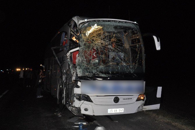 Yozgat’ta Yolcu Otobüsü İle Biçerdöver Çarpıştı: 5 Kişi Yaralandı