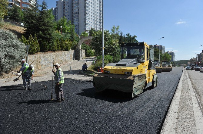 Yenilenen Dikmen Caddesi’nde Asfalt Serimi Başladı