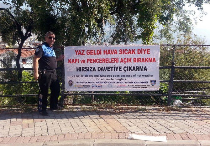 Polisten Sıcağa Karşı Pankartlı ’Hırsız’ Uyarısı:
