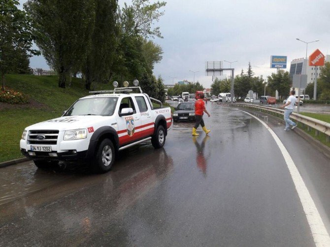 Akut’tan Selde Mahsur Kalan Sürücülere Yardım Eli