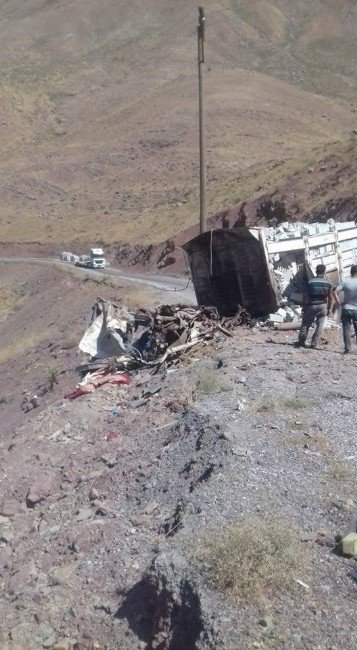 Pkk’lıların Patlattığı Kamyon Demir Yığınına Döndü