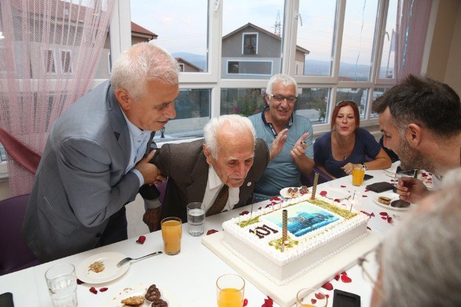 101 Yıldır Hiç İlaç Kullanmadı, Yeni Yaşını Pastayla Kutladı