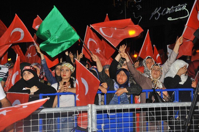 İzmir’de Son Demokrasi Nöbeti De Coşku İçinde Geçti