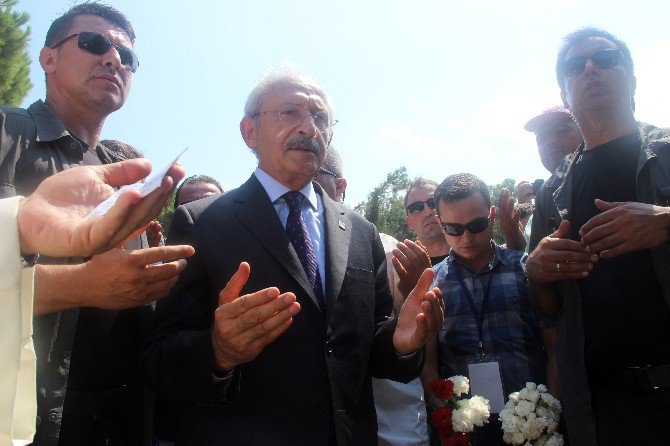 Kılıçdaroğlu Şehitlikte Dua Etti