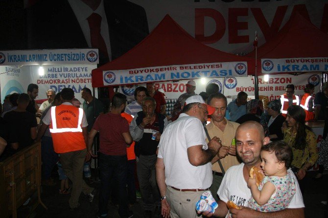 Trabzon’da Son “Demokrasi Nöbeti”nde Vatandaşlar Alanı Doldurdu