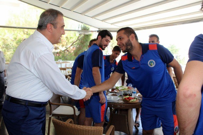 Başkan Karaçoban’dan Futbolculara Moral Kahvaltısı