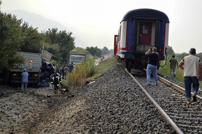 Tren, Kamyonu Biçti: 1 Ağır Yaralı