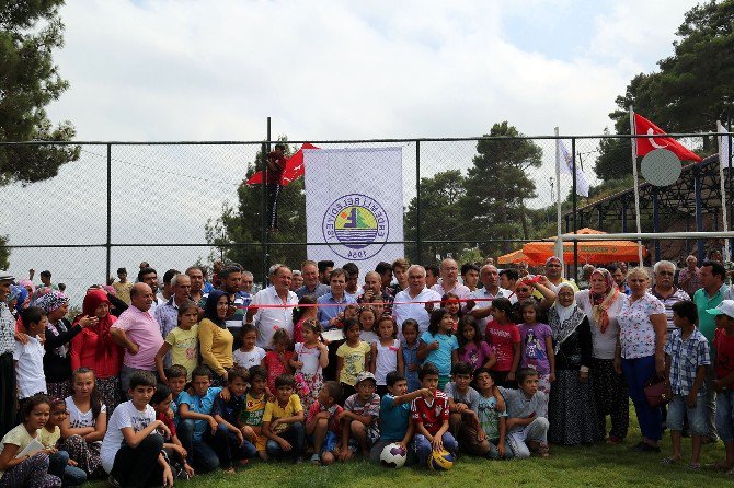 Erdemli Belediyesi Çerçili Mahallesi’ne Futbol Sahası Yaptı