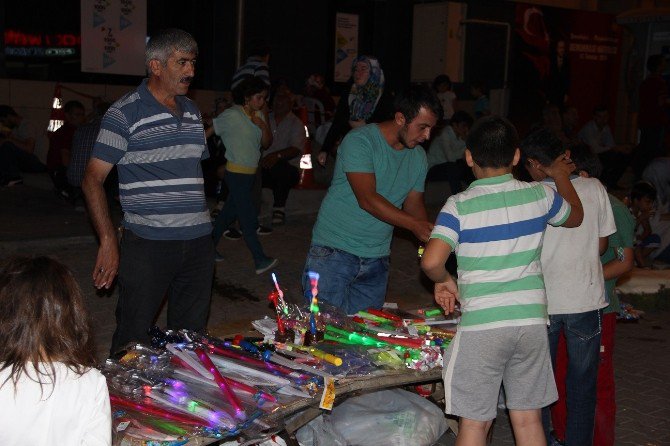 Demokrasi Nöbetleri Seyyar Satıcıların İşine Yaradı