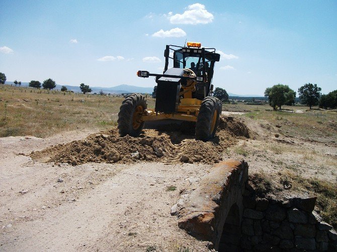 Seyitgazi Belediyesi Bağlatı Yollarını Elden Geçiriyor