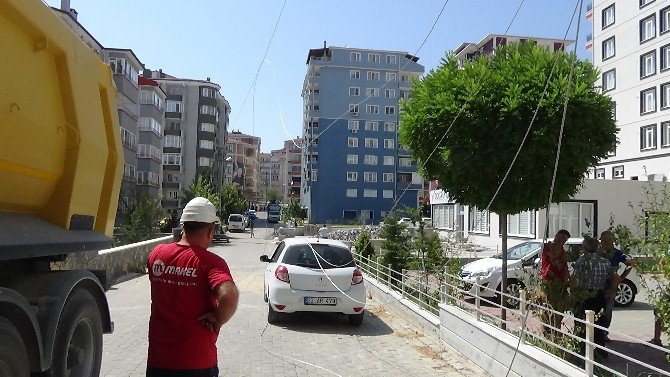 Açık Unutulan Kamyon Damperi Elektrik Tellerini Kopardı