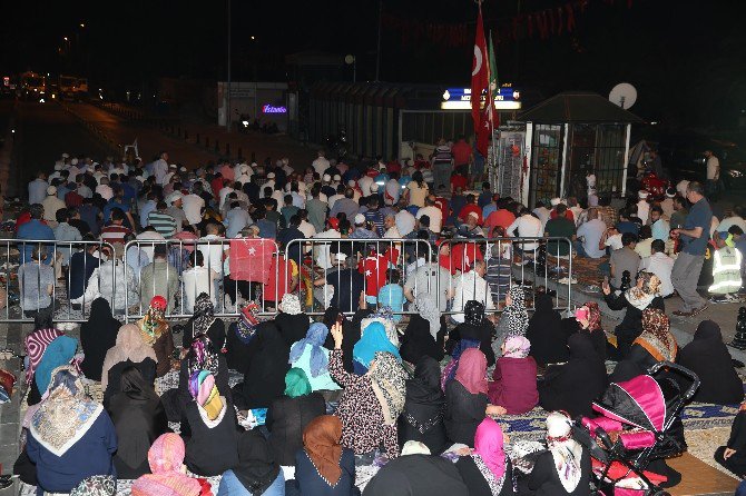 Demokrasi Nöbetini Sabah Namazıyla Sonlandırdılar