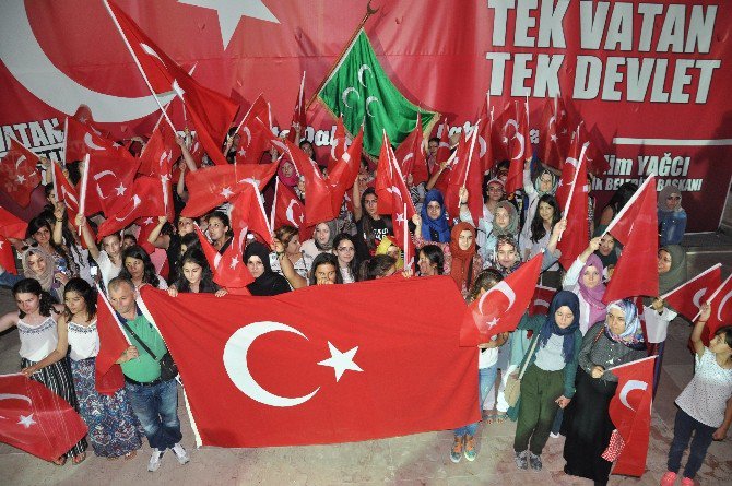 Demokrasi Nöbetine İl Dışından Gelen Gençlerden Destek