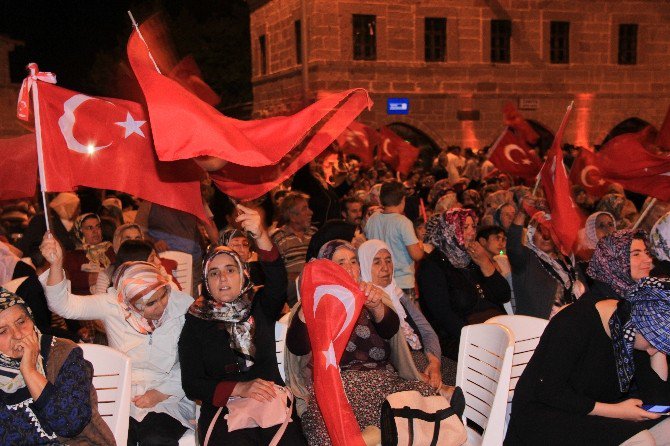 İncesu Belediyesi Demokrasi Nöbetinin 27. Gününde Vatandaşlara Döner Ve Ayran İkram Etti