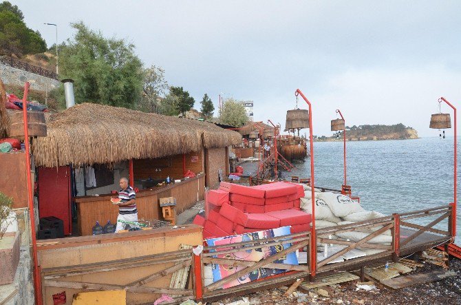 Kuşadası’nda Sahili İşgal Eden Eğlence Yeri Yıkıldı