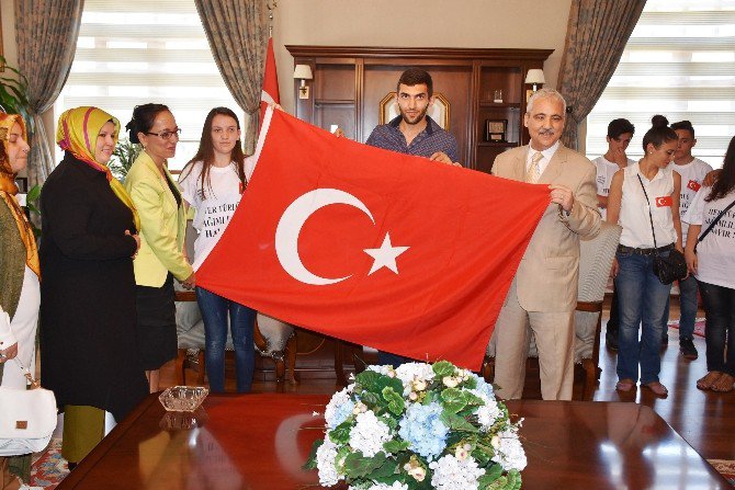 Vali Güvençer, Bağımlılıkla Mücadele Derneği’ni Ağırladı