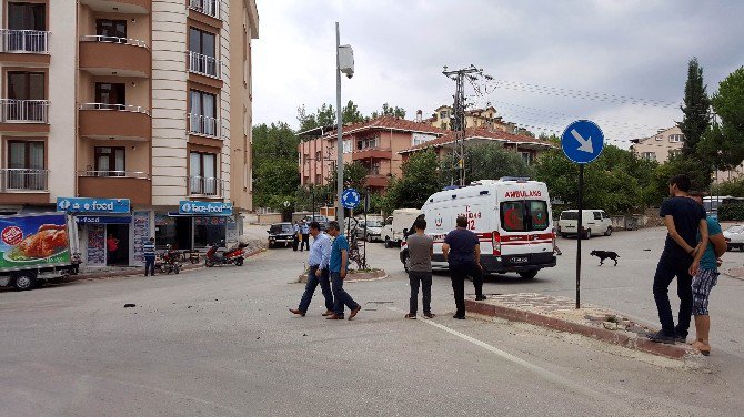 Otomobille Motosiklet Çarpıştı, 1 Yaralı