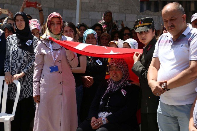 Şehit Annesine Türk Bayrağı Gölge, Kadın Astsubay Dost Eli Oldu