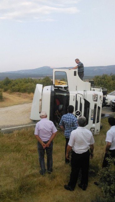 Devrilen Kamyon Malkara-şarköy Yolunu Ulaşıma Kapadı